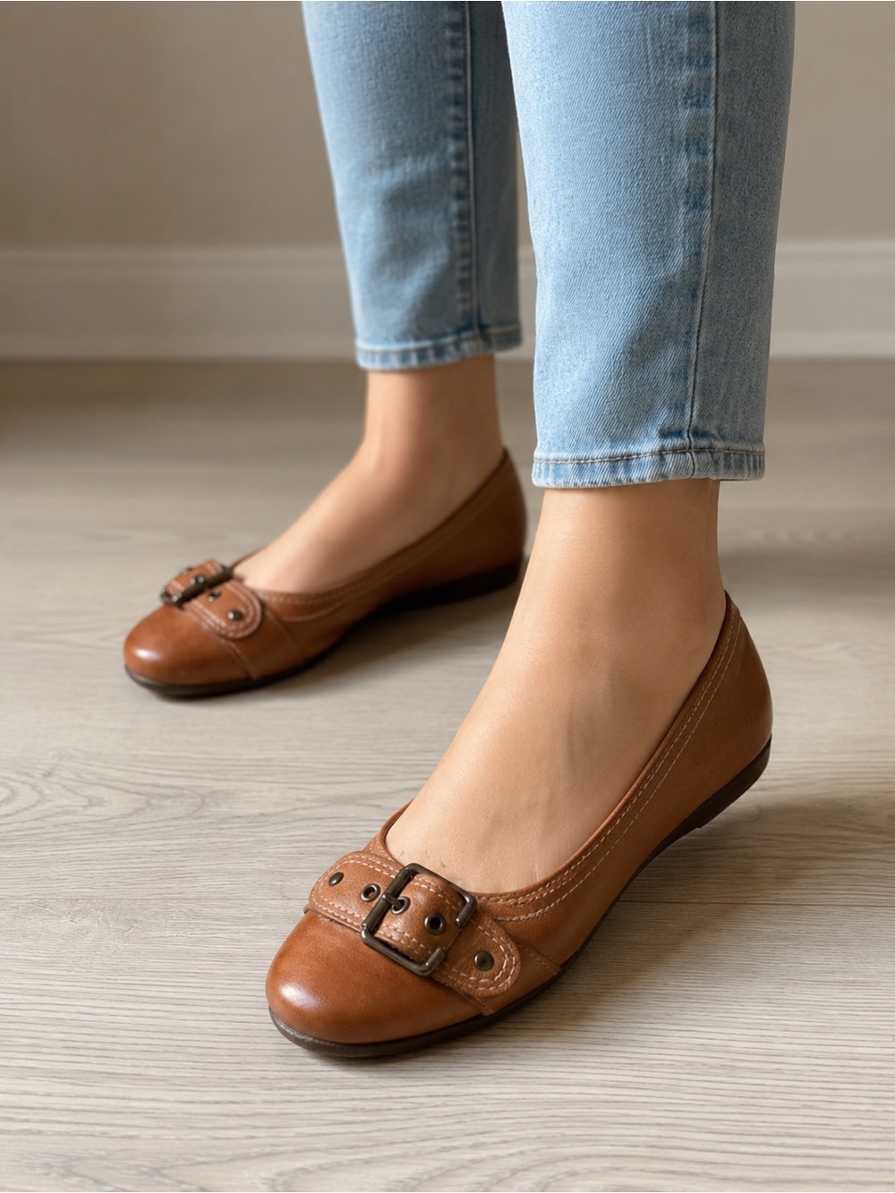 Hush Puppies Edelyn Tan Leather Size 7 Buckle Accent